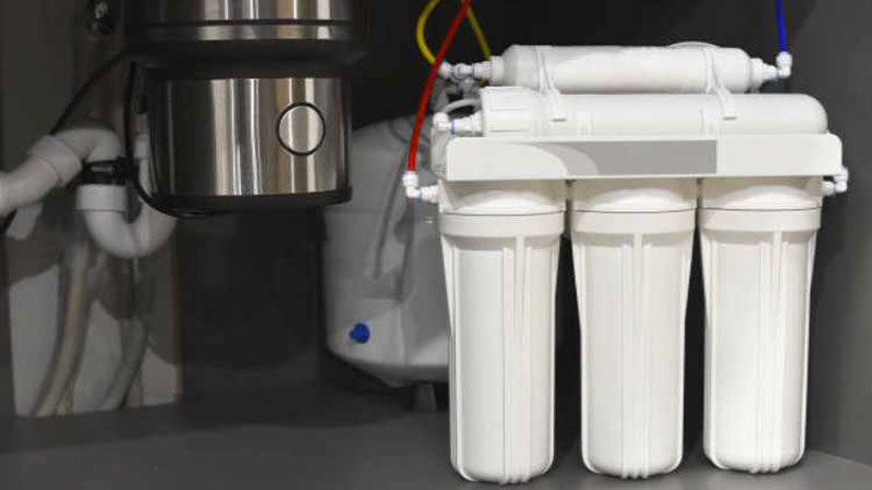 نمایی از دستگاه تصفیه آب خانگی اسمز معکوس و مراحل فیلتراسیون آن برای آموزش نحوه انتخاب فیلتر مناسب و جلوگیری از آسیب به ممبران.